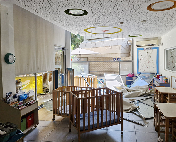 Förstörelse efter missilträff i ett WIZO-daghem i Rehovot, Israel.