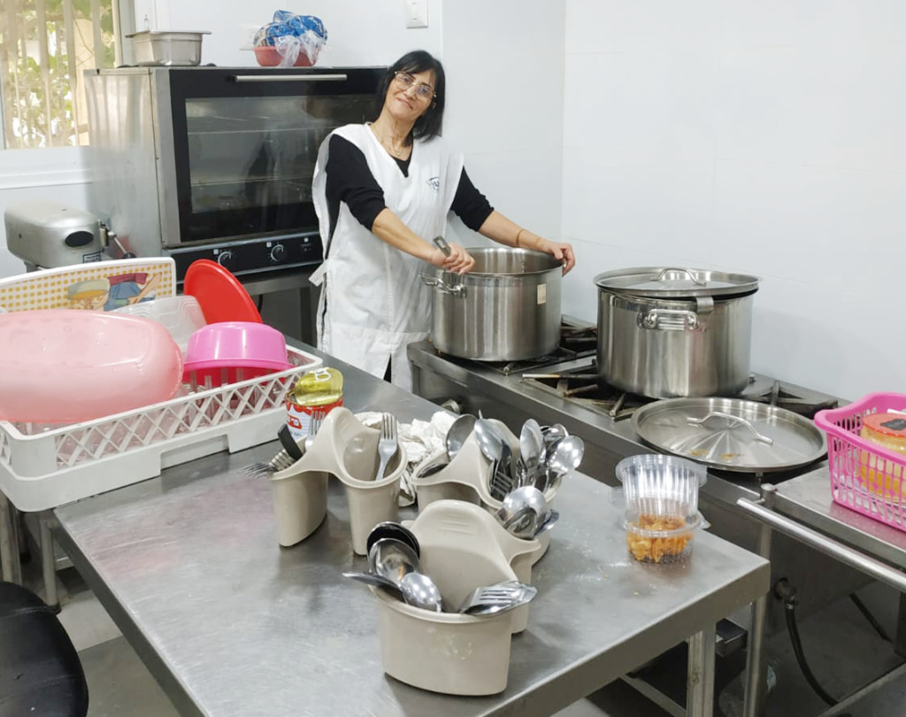 Kocken Orly Bachar i det nyrenoverade köket